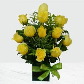 ARRANJO COM ROSAS AMARELAS  BRILHANTE A 125